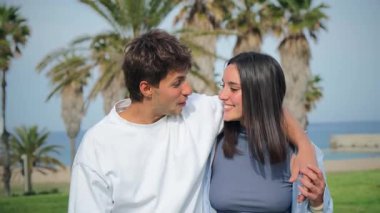 Neşeli bir çift, birlikte yürürken keyifli bir anın tadını çıkarıyor. Gülüşmeler ve kahkahalar paylaşıyorlar. Güneşli bir günde, ilişkilerindeki sevgi ve bağın özünü somutlaştırıyorlar..