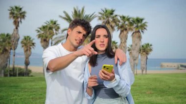 Genç bir çift, izledikleri içeriğe dalmış akıllı telefonlarına bakarken hassas bir anı paylaşıyor. Birlikte ilginç bir şey keşfederken bağlantıları çok açık..