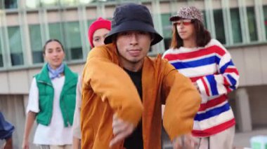 Canlı bir şehir dans ekibi, heyecan verici bir grup ortamında müzik ve dans tutkularının keyfini çıkarırken senkronize hareketlerini ve enerjik enerjilerini sergileyerek, dinamik hip hop koreografisine girişiyor..