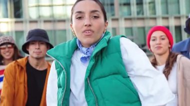 Etkileyici hip hop yeteneklerini enerji ve tutku ile sergileyen, işbirliği ve yaratıcılık yoluyla kentsel dans kültürünün ruhunu somutlaştıran yetenekli genç dansçılardan oluşan bir grup..