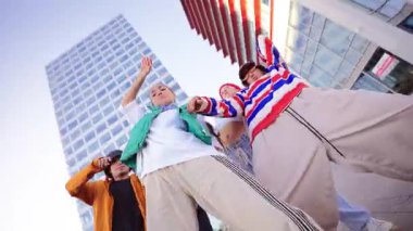 Canlı bir grup arkadaş etkileyici dans becerilerini ve hip-hop hareketlerini sergileyerek enerji ve gençlik heyecanıyla dolu bir şehir atmosferinde müziğin tadını çıkarıyorlar..