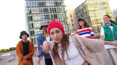 Canlı bir grup arkadaş birlikte dinamik dans hareketleri yapıyor, hip-hop ve şehir dans stilleriyle enerjik ruhlarını ve müziğe olan sevgilerini sergiliyorlar..