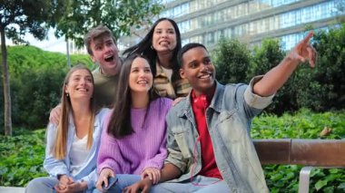 Neşeli bir arkadaş grubu, neşeli bir anı paylaşıyor ve birlikte gülüyor, eğlence dolu bir atmosferde gençlik ve arkadaşlığın ruhunu somutlaştırıyor, kaygısız mutluluklarını sergiliyorlar..