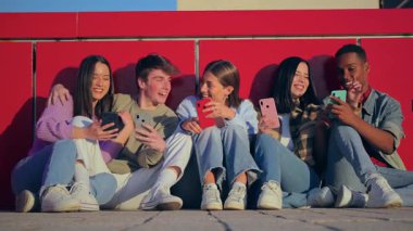 Akıllı telefonlarını kullanmakla meşgul gençlerin neşeli bir araya gelmesi, okulda veya üniversitede eğlenirken, eğlencenin ve arkadaşlığın teşvik edilmesi ve eğlencenin paylaşılması..