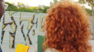 Hevesli bir kadın arkadaşlarıyla canlı bir sohbete tutkulu bir şekilde bağlanıyor, düşüncelerini ve fikirlerini paylaşıyor, grup arasında bir yoldaşlık ve bağlantı ortamı yaratıyor..