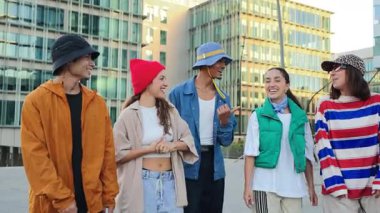 Birlikte eğlenceli bir anın tadını çıkarırken kahkaha ve gerçek mutluluğu paylaşan bir arkadaş grubu. Mutlulukları bulaşıcıdır ve akranlar arasındaki dostluğun ve bağlantının güzelliğini gösterir..