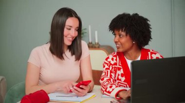 Verimliliklerini arttırmak için akıllı telefon ve dizüstü bilgisayar kullanan iki odaklı arkadaş bir proje üzerinde çalışıyor. Akademik görevler üzerinde çalışırken takım çalışması ve iletişimi gösterirler.