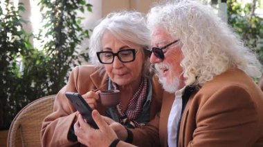 Yaşlı bir çift, akıllı bir telefondan büyüleyici içeriği keşfederken keyifli bir etkileşime girerler ve kahkaha ve neşeyle dolu unutulmaz bir bağ kurma deneyimi yaratırlar..