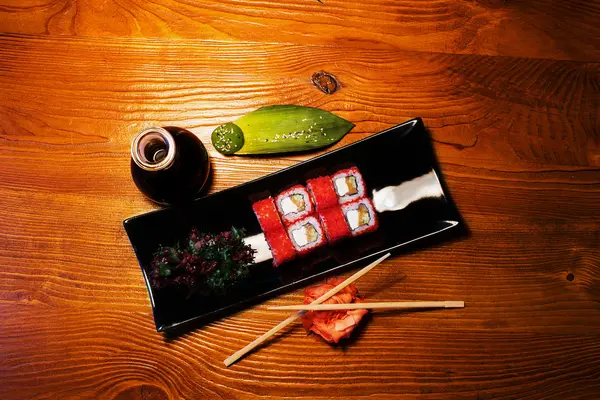 Masanın üzerine Japon mutfağı