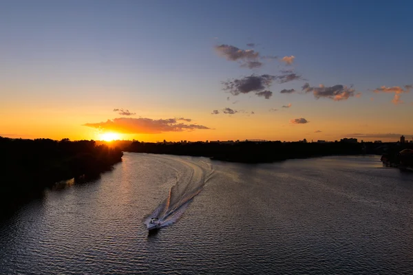 Nehrin üzerinde gün batımı