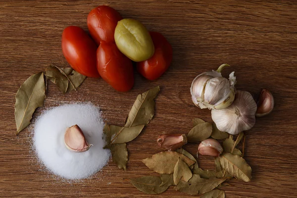 Ahşap masa üzerinde Marine domates