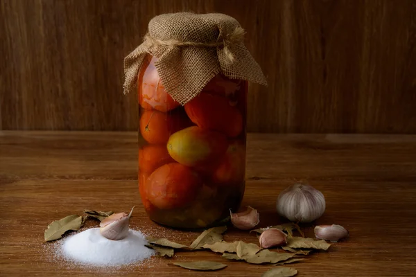 Ahşap masa üzerinde Marine domates