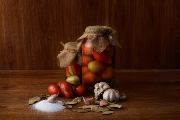 Ahşap masa üzerinde Marine domates