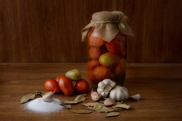 Ahşap masa üzerinde Marine domates