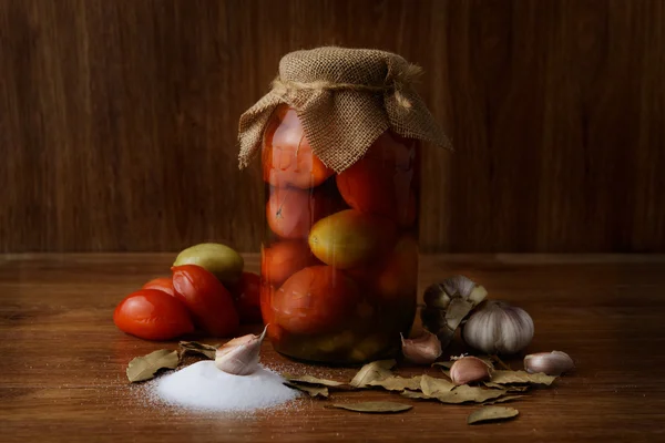 Ahşap masa üzerinde Marine domates