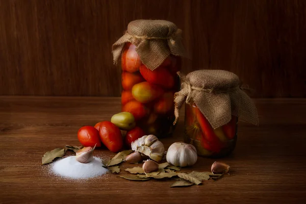 Ahşap masa üzerinde Marine domates