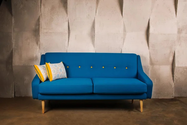 Modernes blaues Sofa im Innenraum — Stockfoto