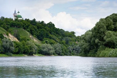 Nehri yakınlarındaki bir tepe üstünde Hristiyan kilisesi