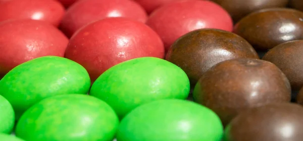 Крупный план кучи разноцветных шоколадных конфет — стоковое фото
