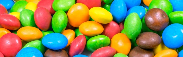 Nahaufnahme eines Haufens bunter Schokolade beschichteter Bonbons — Stockfoto