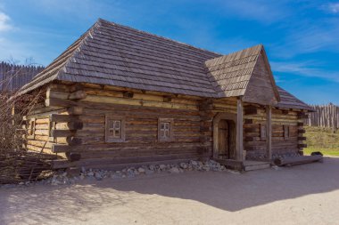 bir sundurma ve windows ile eski ahşap evi,