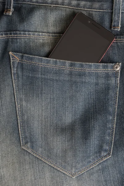 Telefon rosu modern in blugi afiseaza buzunar — Fotografie, imagine de stoc