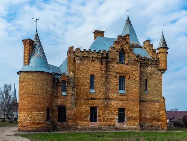 Château célèbre en Ukraine sur un beau ciel nuageux bleu — Photo