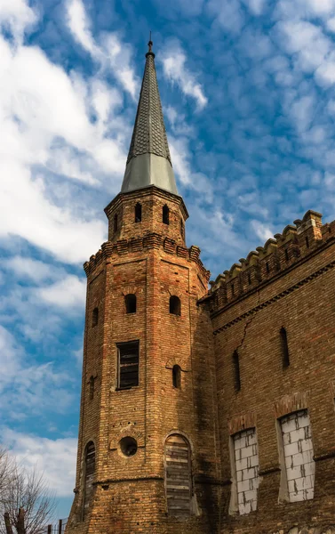 Verlassenes beschädigtes altes Haus gegen blauen bewölkten Himmel — Stockfoto