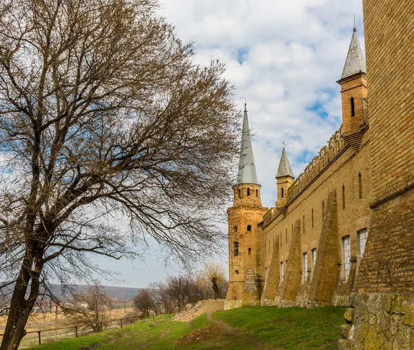 Rozvaliny staré pevnosti na Ukrajině-věže a zeď. — Stock fotografie