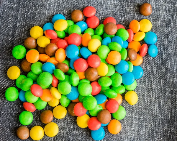 Sweet Bonbons Candy на фоне джинсов . — стоковое фото