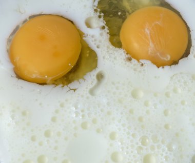 Hamur krep için pişirme: süt yumurta çırpma .