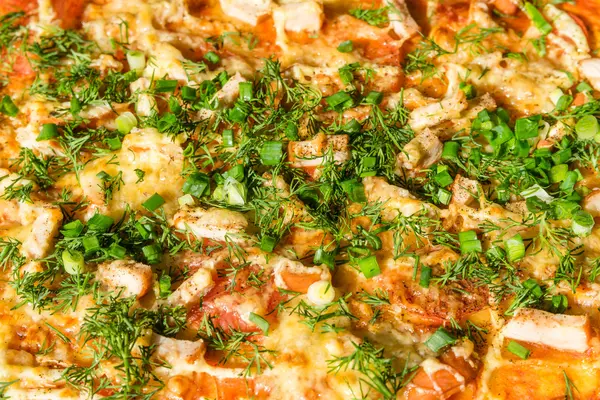 Pizza, csirke, hagyma, sajt és a Zöldek, mint a háttér vagy a textúra az élelmiszer — Stock Fotó