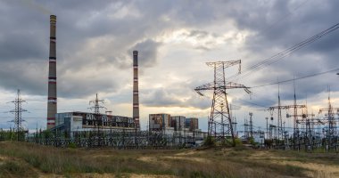 Baca termal elektrik jeneratörü sanayi tesisi, gün batımı.