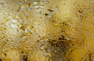 Sarı cam yüzey su damla doku ile kaplı