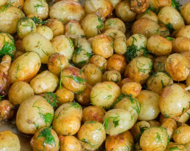 fırında patates tava yakın çekim sarımsak ile.