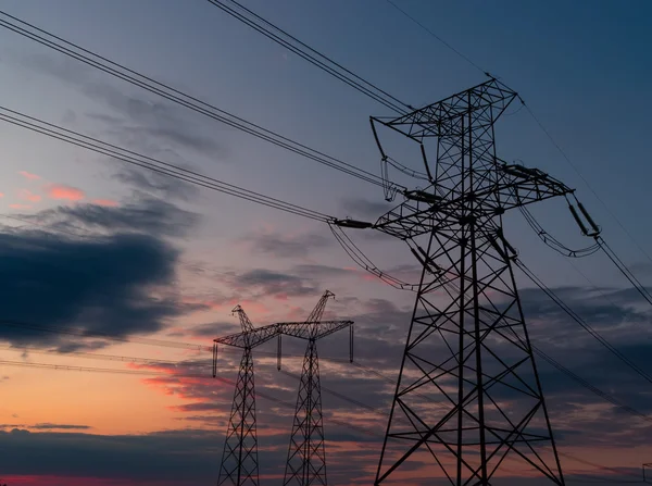 Högspänningspost eller högspänningstorn. — Stockfoto