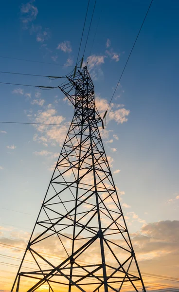 Elektrisk kraftöverföring mot himlen vid solnedgången. — Stockfoto