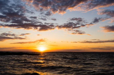 Denizin üzerindeki güzel gün batımının manzarası..