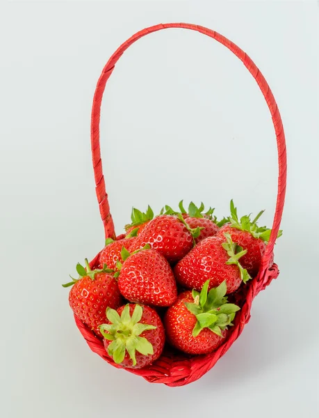 Korb mit Erdbeeren auf hellem Hintergrund — Stockfoto