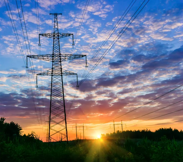 Kraftledningar på en färgglad soluppgång, elektriska kraftledningar mot himlen vid soluppgång — Stockfoto