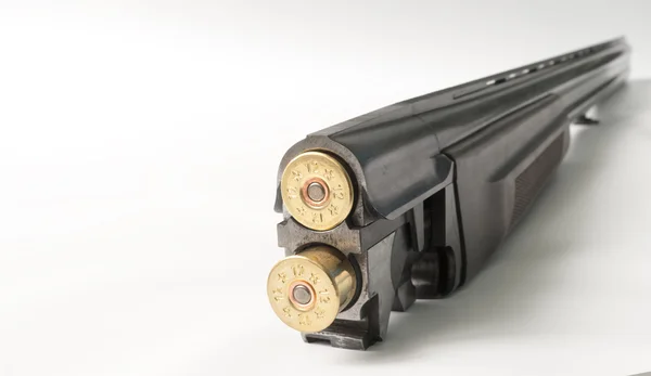 Parte de la escopeta y la munición sobre un fondo claro — Foto de Stock