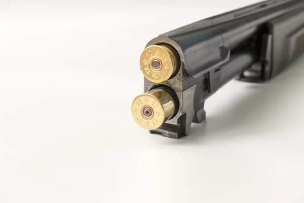 Cartuchos de calibre 12 que se encuentran sobre un fondo claro en el lado de vista de cerca — Foto de Stock