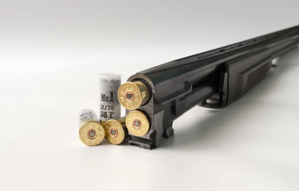 Cartuchos de calibre 12 que se encuentran sobre un fondo claro en el lado de vista de cerca — Foto de Stock