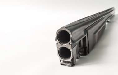 bizim büyük silah varil beyaz zemin üzerine yapılmıştır