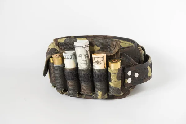 Composición con cinturón de camuflaje, balas y billetes — Foto de Stock