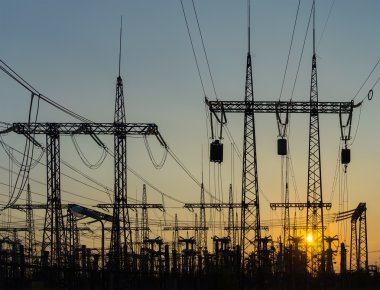 yüksek gerilim enerji hatları ile transformers güneşler, silüeti