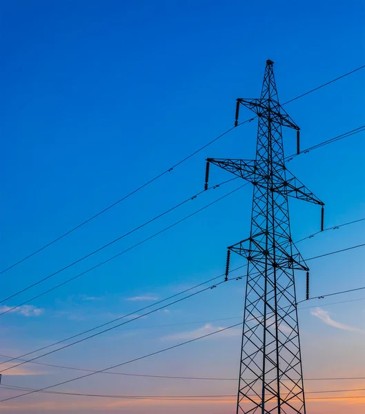 Silhouette di linee elettriche sullo sfondo di un bel sole — Foto Stock