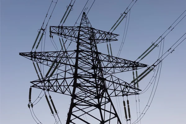 Linee elettriche e pilone contro il cielo blu — Foto Stock