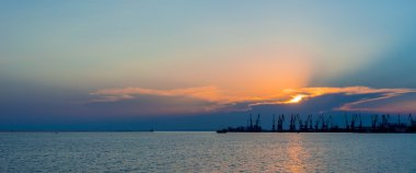 Endüstriyel konteyner yük Limanı olay yerinde günbatımı