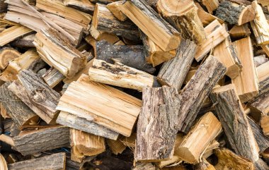 Yakacak odun arka planda. Yığınla yakacak odun..